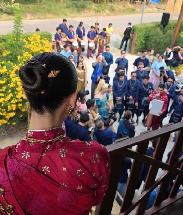 KhaosodOnline's tweet photo. #NYเขยนอร์เวย์สะใภ้ขอนแก่น
.
บรรยากาศเต็มไปด้วยความสุข #ณเดชน์คูกิมิยะ ออร่าเจ้าบ่าวสุดหล่อมาในชุดสีแดง แห่ขบวนขันหมาก สู่ขอตามประเพณีอีสาน ที่จ.ขอนแก่น บ้านเกิดเจ้าบ่าว
.
งานนี้เจ้าบ่าวใบหน้าเปื้อนรอยยิ้ม เต้นตามจังหวะกลองยาวอย่างมีความสุข โดยมีพี่สาวของญาญ่า กั้นประตูเงินประตูทอง ด้านเจ้าสาวคนสวย #ญาญ่าอุรัสยา ที่ยืนคอยเจ้าบ่าวอยู่บนบ้าน ยิ้มเต็มแก้มอย่างมีความสุข
.
CR. IG : beauamis , kengnaruemityarn , pornpanr , by_barryyaya
.
#NYเขยนอร์เวย์สะใภ้ขอนแก่น
#ณเดชน์ญาญ่า
#แต่งงาน
#แห่ขันหมาก