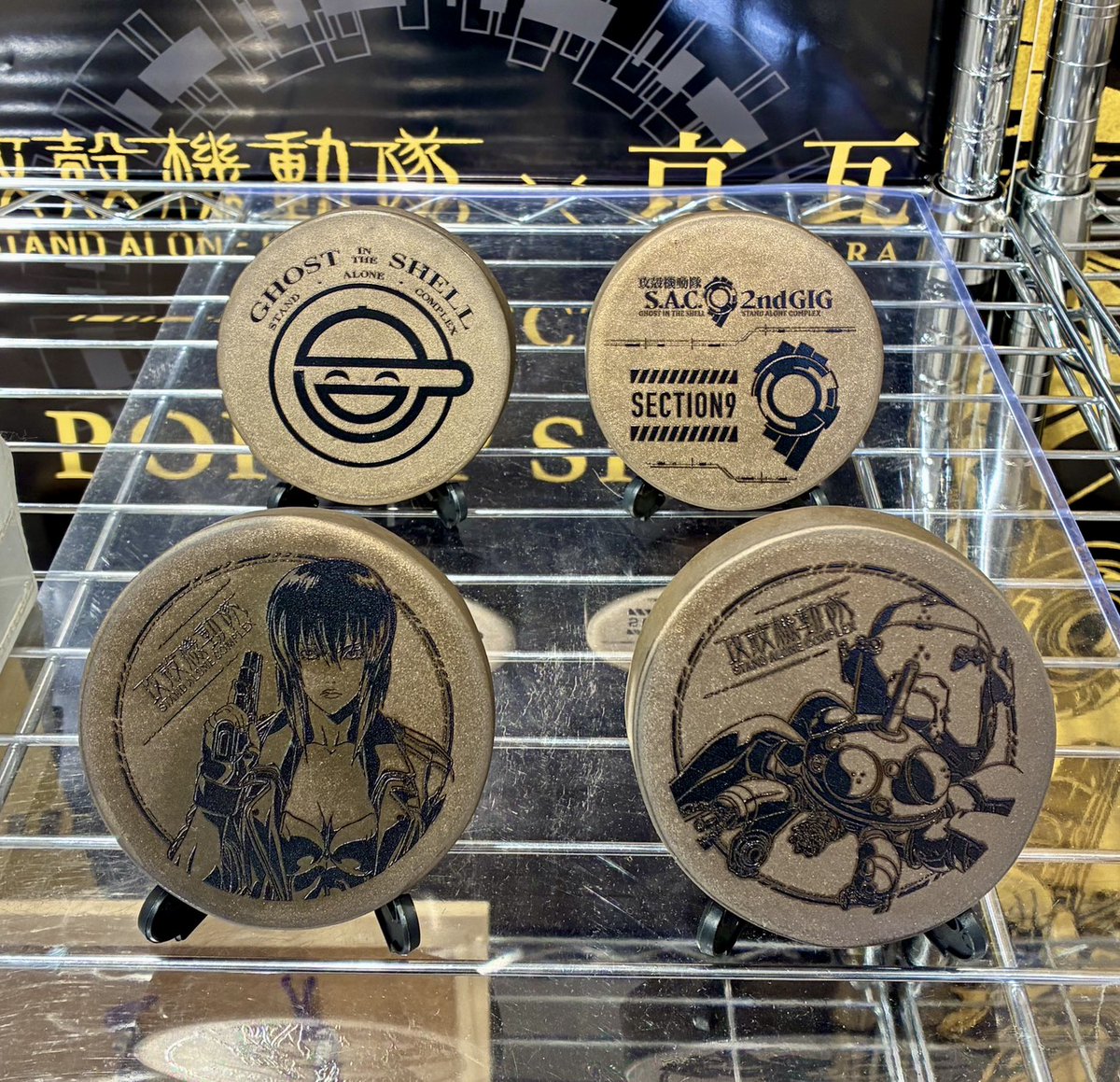 PROCORO_CAPSULE's tweet photo. 💥 TVアニメ『攻殻機動隊』×『京瓦』 POP UP SHOP  
／⋰   
好評開催中！   
＼⋱    

京都の伝統工芸と攻殻機動隊のコラボレーショングッズを販売中！  
みなさまのご来店お待ちしております。
https://t.co/HfYaCTG4or    

■京都開催   
期間：　2026年4月10日（金）～4月26日（日）   
場所：　京都ポルタ（ポルタ中央通り 地下１階）
　　　　※ポルタダイニング横（出口Ｂ８,Ｂ９付近） 　　　　　　　　 　　　　
　　　　※詳しくはMAPをご参照ください。    

■東京開催   
期間：　2026年4月10日（金）～4月26日（日）  
場所：　歌舞伎町タワー　２階イベントスペース    

#攻殻機動隊SACシリーズ #士郎正宗 #京瓦 
#ギャラリー京瓦 #京都 #伏見区 #伝統工芸 
#浅田製瓦工場 #KYOTO 
#プリカフェ #PROCORO