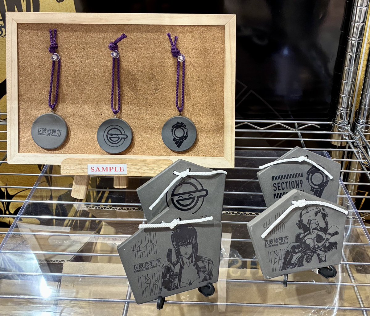 PROCORO_CAPSULE's tweet photo. 💥 TVアニメ『攻殻機動隊』×『京瓦』 POP UP SHOP  
／⋰   
好評開催中！   
＼⋱    

京都の伝統工芸と攻殻機動隊のコラボレーショングッズを販売中！  
みなさまのご来店お待ちしております。
https://t.co/HfYaCTG4or    

■京都開催   
期間：　2026年4月10日（金）～4月26日（日）   
場所：　京都ポルタ（ポルタ中央通り 地下１階）
　　　　※ポルタダイニング横（出口Ｂ８,Ｂ９付近） 　　　　　　　　 　　　　
　　　　※詳しくはMAPをご参照ください。    

■東京開催   
期間：　2026年4月10日（金）～4月26日（日）  
場所：　歌舞伎町タワー　２階イベントスペース    

#攻殻機動隊SACシリーズ #士郎正宗 #京瓦 
#ギャラリー京瓦 #京都 #伏見区 #伝統工芸 
#浅田製瓦工場 #KYOTO 
#プリカフェ #PROCORO