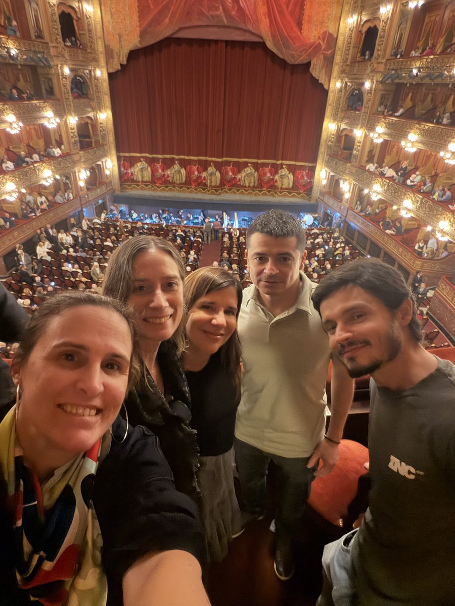 karinarasic's tweet image. Qué día agitado! Pero todo positivo y en buena compañía! Fui a la UBA a acompañar a @mauroexplica y otros emprendedores que están desarrollando negocios y aplicaciones para atacar la contabilidad y las finanzas y ser
Más productivos y más analíticos. Luego me fui al Teatro Colón.