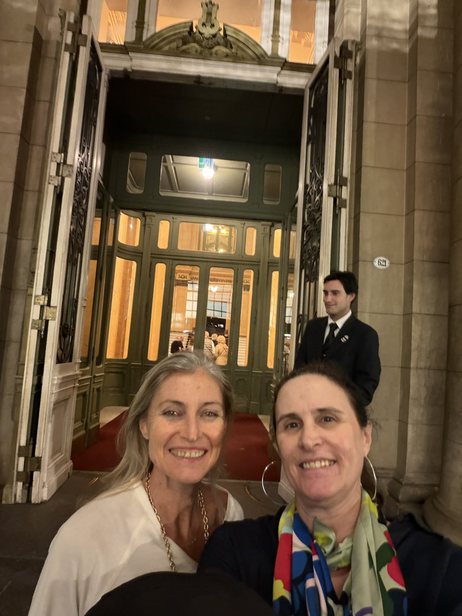 karinarasic's tweet image. Qué día agitado! Pero todo positivo y en buena compañía! Fui a la UBA a acompañar a @mauroexplica y otros emprendedores que están desarrollando negocios y aplicaciones para atacar la contabilidad y las finanzas y ser
Más productivos y más analíticos. Luego me fui al Teatro Colón.