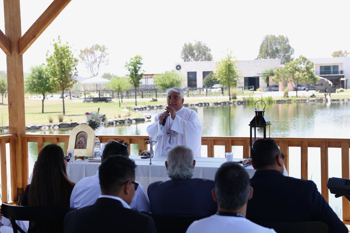 ConspiradoresQr's tweet image. ¡La familia de Conspiradores unida y lista para el Playball 2026! ⚾️🔥 

Un recuento de nuestra jornada especial en Viña del Cielo con todo el equipo porque #conspirarescreer 🏟️✨ 

#Conspiradores #BehindTheScenes #LMB #Querétaro #Beisbol