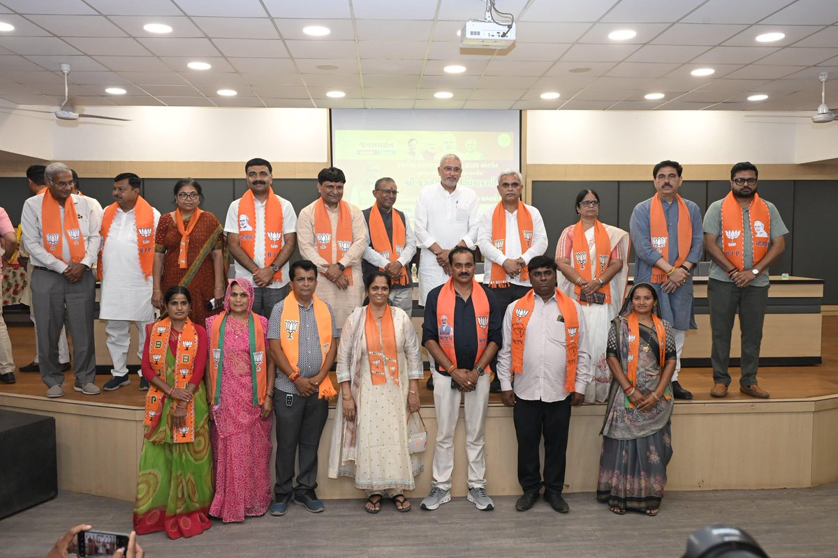 આજે આણંદ ખાતે બિનહરીફ ચૂંટાયેલા ભારતીય જનતા પાર્ટીના ઉમેદવારોનું સન્માન કરી તેમને ઉજ્જવળ કાર્યકાળ માટે અભિનંદન પાઠવ્યા.

આણંદની આ જીત એ સ્પષ્ટ સંકેત છે કે ગુજરાતમાં વિપક્ષ પાસે હવે લડવા માટે ઉમેદવારો પણ બચ્યા નથી. 

મેદાન છોડીને ભાગી રહેલી કોંગ્રેસના શૂન્ય અસ્તિત્વ સામે ભાજપનો