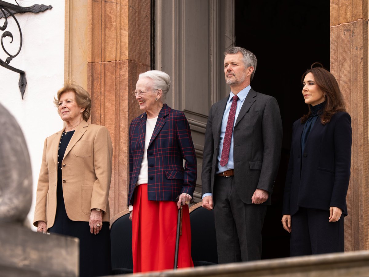 rwthofficial's tweet image. 🇩🇰
#Denmark’s Queen Margrethe II greeted members of the public gathering for her 86th birthday on 16 Apr. 2026. Together with the former reigning Queen, King Frederik X and Queen Mary, also #Greece’s Queen Anne-Marie were present at Fredensborg Palace.

📸 Ritzau