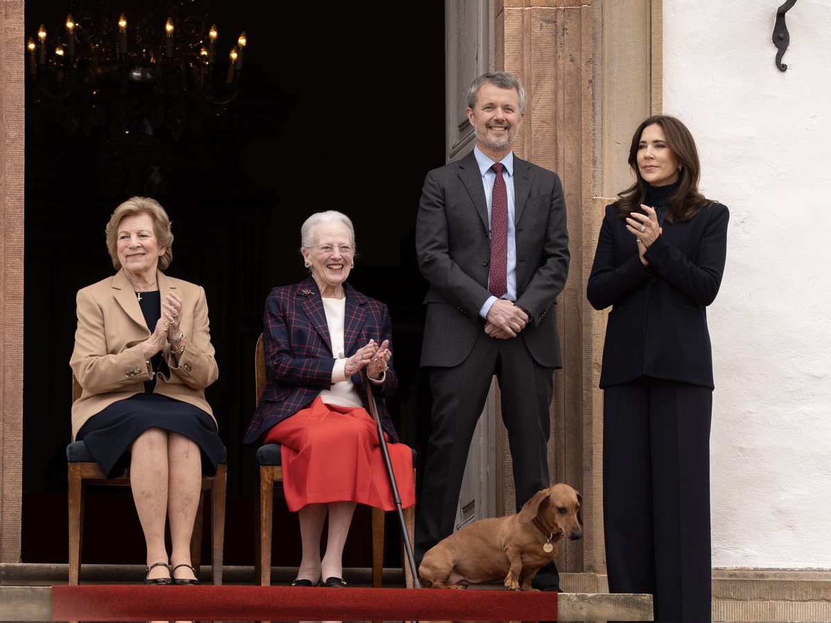 rwthofficial's tweet image. 🇩🇰
#Denmark’s Queen Margrethe II greeted members of the public gathering for her 86th birthday on 16 Apr. 2026. Together with the former reigning Queen, King Frederik X and Queen Mary, also #Greece’s Queen Anne-Marie were present at Fredensborg Palace.

📸 Ritzau