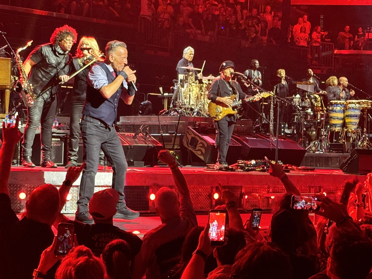 Jake Clemons and <a href="/springsteen/">Bruce Springsteen</a> trade solos in Promised Land