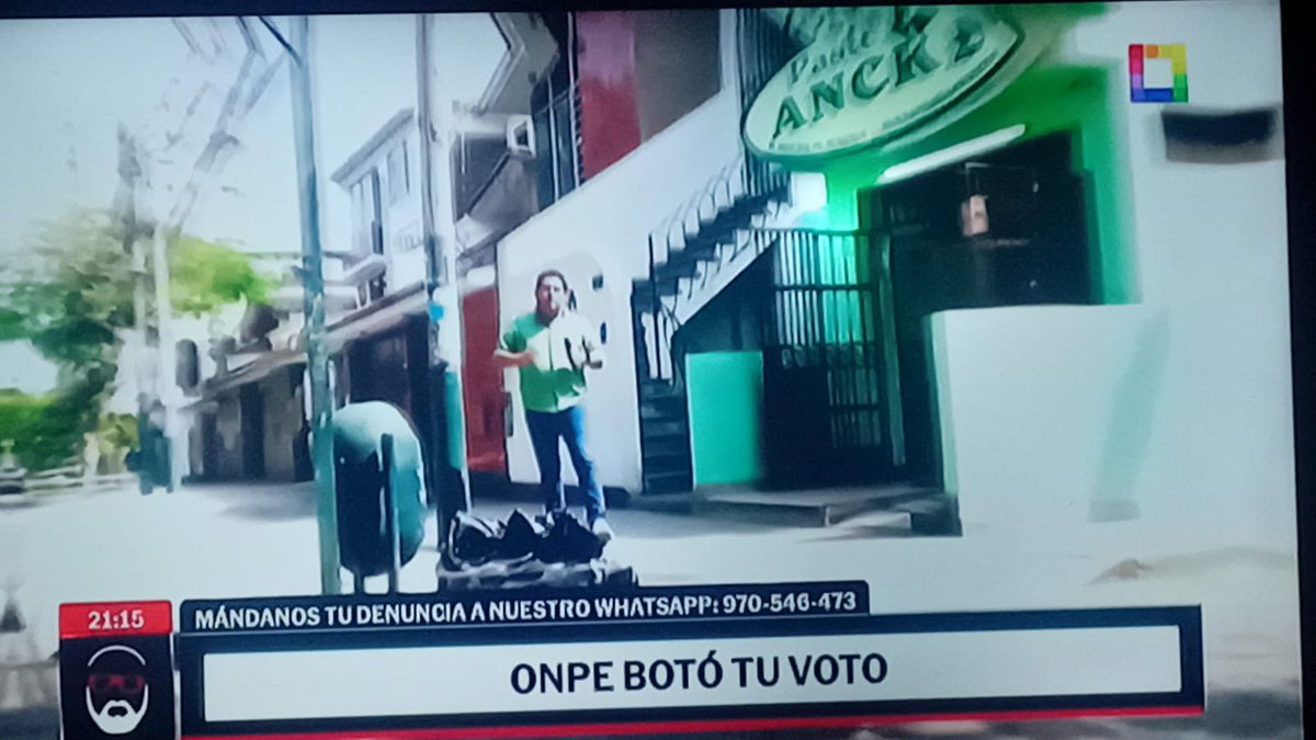 Oh, sorpresa!! CUATRO DÍAS después de las elecciones, en plena búsqueda desesperada de pruebas por parte de RP, han encontrado en una esquina x de Lima, ánforas de la ONPE con votos supuestamente desechados. Claro, alguien que quiso eliminarlos no los quemó, los dejó por ahí 🤡