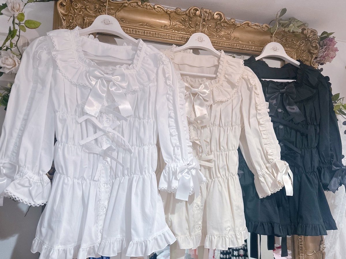 MetamorphoseEng's tweet image. ⭐️New Arrivals⭐️
Heart Openwork Long Sleeve Bolero and 2 types of Square Neck Frill Blouses are now available♥️
metamorphose.gr.jp/en/metamornews…
#bolero #blouse
#metamorphose #mtdf #Lolitafashion