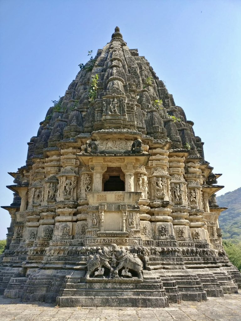 દેવભૂમિ દ્વારકા જિલ્લાના ભાણવડ નજીક ઘુમલીનું નવલખા મંદિર જેઠવા શાસકો દ્વારા 12મી સદીમાં બનાવવામાં આવેલ અતુલ્ય દેવાલય છે. *આ મંદિર તત્કાલીન સમયની ઊંચામાં ઊંચી પીઠ તથા ભાગ્યે જ જોવા મળતો બે માળનો મંડપ ધરાવે છે*. આ મંદિરની દીવાલો પર કમળ, ઘંટ, કીર્તિમુખ, હાથી અને માનવ આકૃતિઓથી અદભુત