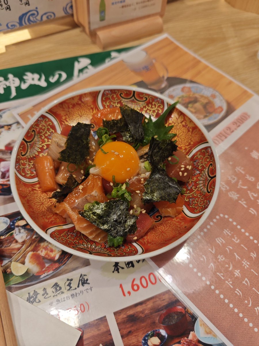 お昼はミナモアの龍神丸さん
鰹が食いたいから。
ミナモアなのに良心的な値段。
さらに出てくるスピードが驚き。
鰹のタタキは必須
海鮮ユッケ
ポテサラ
秒で出てきたよ。