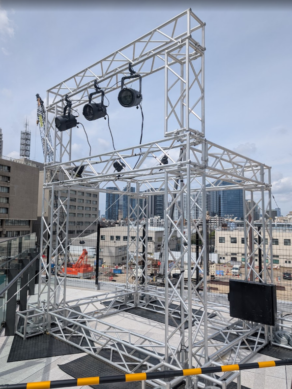 「「ライブやイベントで見かけるアレ」は、恐らく架線柱以外で身近な金属トラスの一つだ」|しーさいどのイラスト