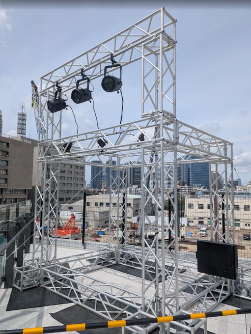 「ライブやイベントで見かけるアレ」は、恐らく架線柱以外で身近な金属トラスの一つだと思うが。これたぶんアルミトラスだよな。架線柱にもアルミが使われることはあるけど、割と珍しめなので、用途違いを感じる。