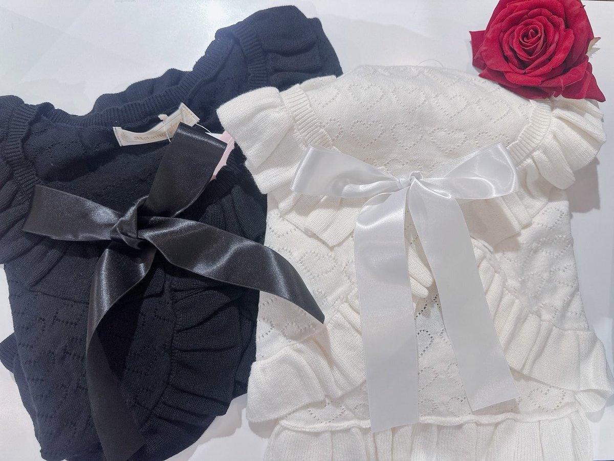 MetamorphoseEng's tweet image. ⭐️New Arrivals⭐️
Heart Openwork Long Sleeve Bolero and 2 types of Square Neck Frill Blouses are now available♥️
metamorphose.gr.jp/en/metamornews…
#bolero #blouse
#metamorphose #mtdf #Lolitafashion