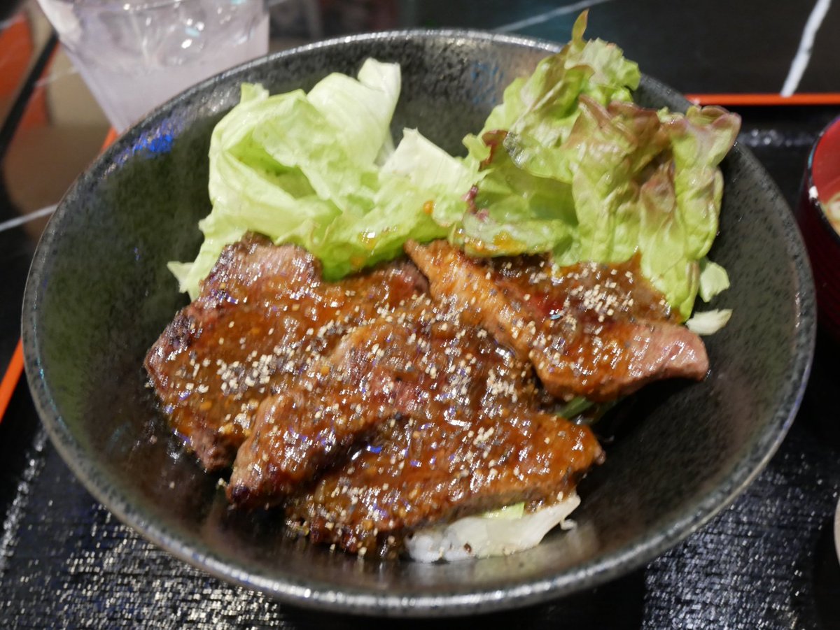 nyaanyaa17's tweet image. 心斎橋の #ACT にゃうー😺
定番の激うまハラミ丼にゃ🍀
厚切り牛ハラミ肉をがぶりと戴きますにゃ♪
とってもうまいうまいにゃ！！
☆っにぷε＼（≡＾・＾≡）／３ぷにっ☆