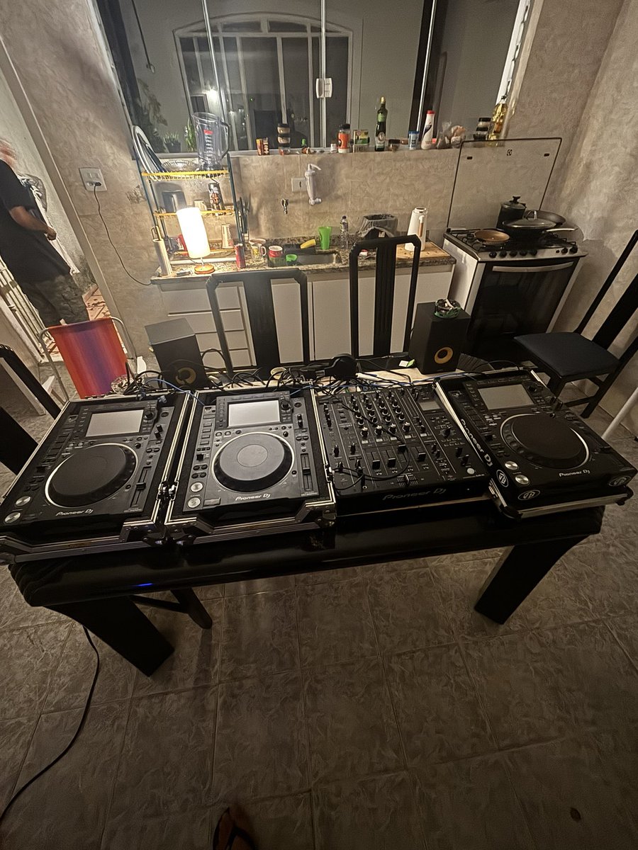 dsilvestre69's tweet photo. vai na cozinha mesmo https://t.co/FzCWQup9Un