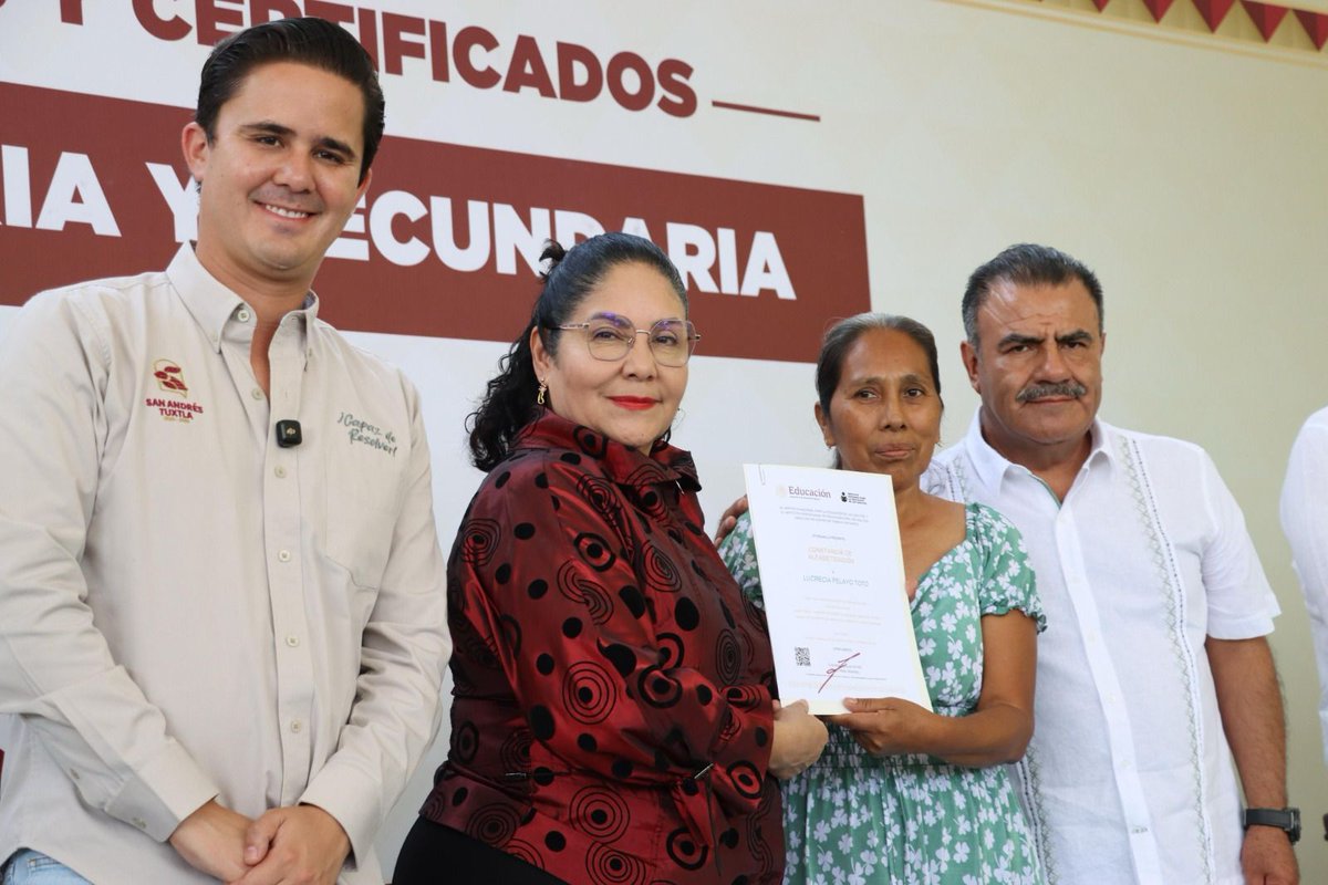 LoDelDia1's tweet image. #Noticias #Estatal I Entrega SEV más de 430 constancias y certificados de educación básica en San Andrés Tuxtla

@GobiernoVer  @rocionahle 

lodeldia.com/noticias/estat…