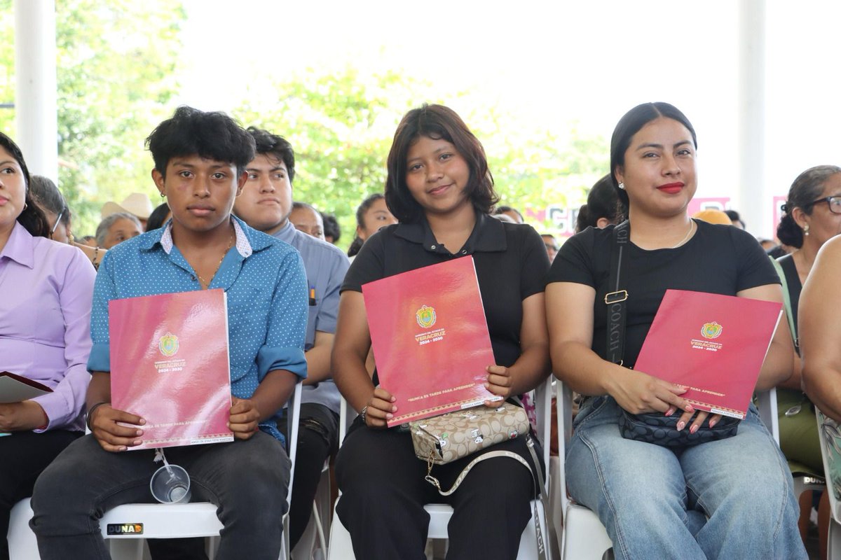 LoDelDia1's tweet image. #Noticias #Estatal I Entrega SEV más de 430 constancias y certificados de educación básica en San Andrés Tuxtla

@GobiernoVer  @rocionahle 

lodeldia.com/noticias/estat…