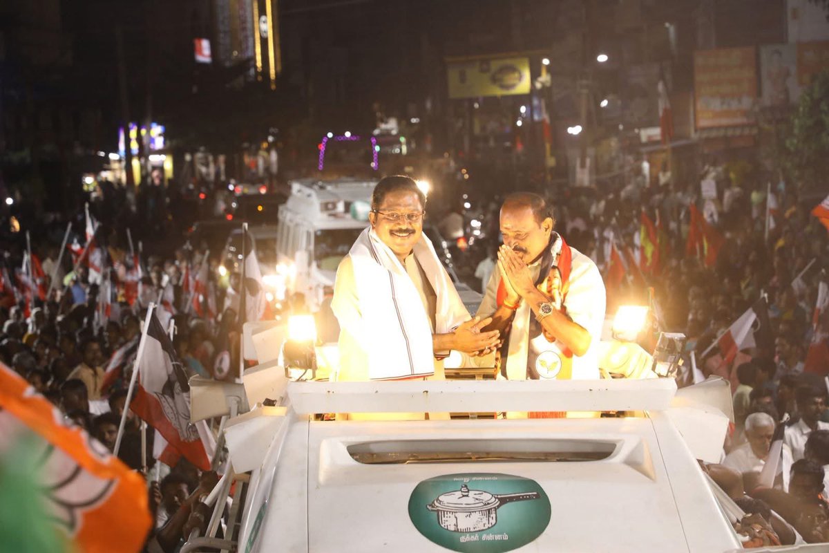 PookadaiMaari's tweet image. தேசிய ஜனநாயக் கூட்டணியின் சார்பில் கோவில்பட்டி சட்டமன்றத் தொகுதியில்  போட்டியிடும் அனைந்திந்திய அண்ணா திராவிட முன்னேற்றக் கழகத்தின் வெற்றி வேட்பாளர் திரு.கடம்பூர் ராஜீ அவர்களை ஆதரித்து வாக்குகளை சேகரித்த கழக பொதுச்செயலாளர்
திரு.டிடிவி தினகரன் அவர்கள்..

#AMMK #TTVDhinakaran #NDAA