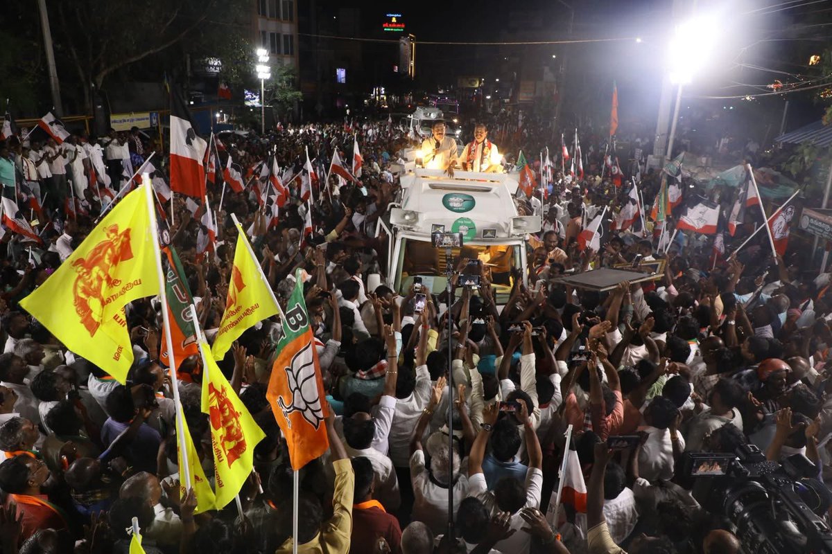 PookadaiMaari's tweet image. தேசிய ஜனநாயக் கூட்டணியின் சார்பில் கோவில்பட்டி சட்டமன்றத் தொகுதியில்  போட்டியிடும் அனைந்திந்திய அண்ணா திராவிட முன்னேற்றக் கழகத்தின் வெற்றி வேட்பாளர் திரு.கடம்பூர் ராஜீ அவர்களை ஆதரித்து வாக்குகளை சேகரித்த கழக பொதுச்செயலாளர்
திரு.டிடிவி தினகரன் அவர்கள்..

#AMMK #TTVDhinakaran #NDAA