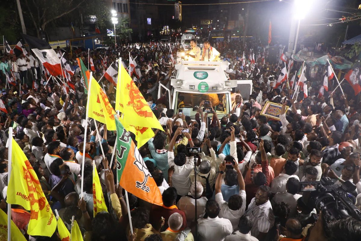 PookadaiMaari's tweet image. தேசிய ஜனநாயக் கூட்டணியின் சார்பில் கோவில்பட்டி சட்டமன்றத் தொகுதியில்  போட்டியிடும் அனைந்திந்திய அண்ணா திராவிட முன்னேற்றக் கழகத்தின் வெற்றி வேட்பாளர் திரு.கடம்பூர் ராஜீ அவர்களை ஆதரித்து வாக்குகளை சேகரித்த கழக பொதுச்செயலாளர்
திரு.டிடிவி தினகரன் அவர்கள்..

#AMMK #TTVDhinakaran #NDAA