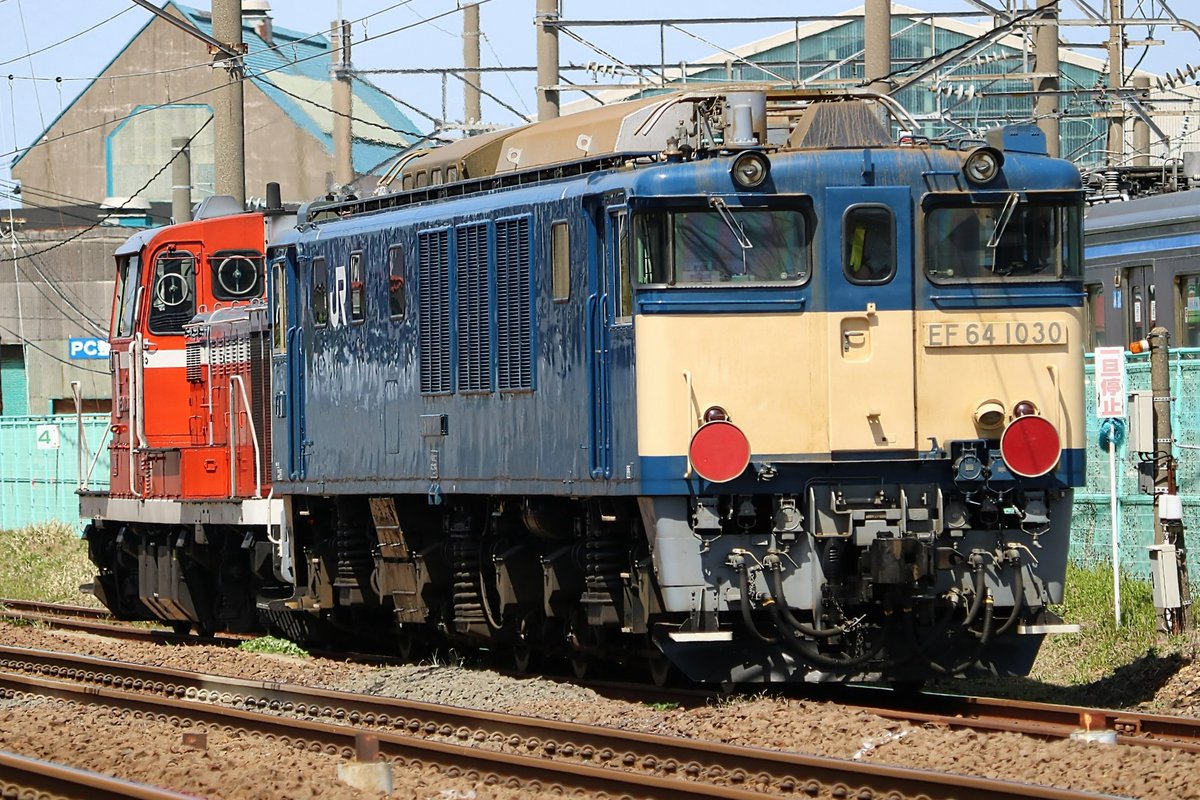DE10 1700+EF64 1030 秋田総合車両センターに入場。EF64 1030は用途