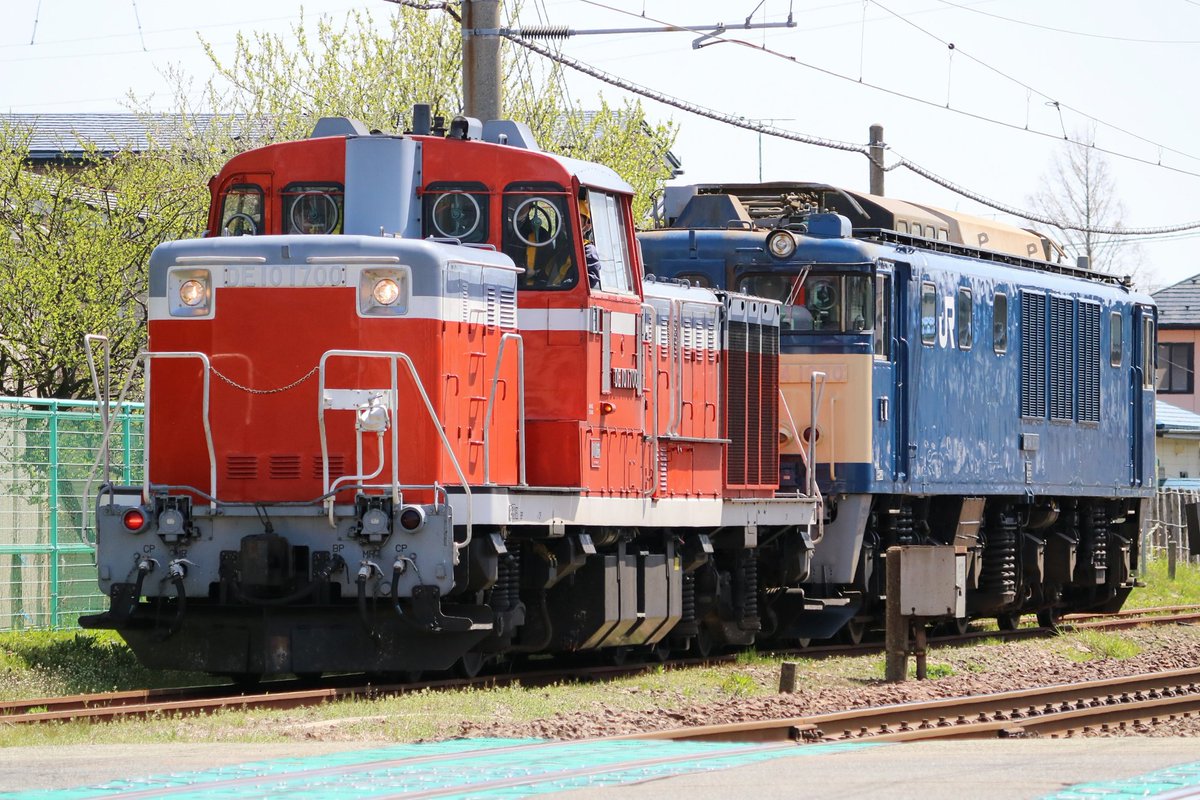 DE10 1700+EF64 1030 秋田総合車両センターに入場。EF64 1030は用途