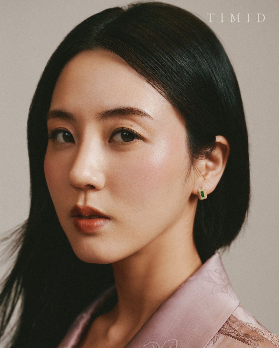 timidmag's tweet image. “We all just want to climb society’s ladder. And we all just want to be loved, really.”

Read what Seoyeon Jang had to say about her role as Eunice in Season 2 of BEEF: timidmag.com/features/matth…

#BEEF #SeoyeonJang