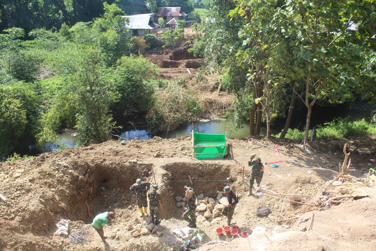 Kodam9Udayana's tweet image. Senyum Semangat Warnai Pembangunan Jembatan Garuda di Desa Samili

#TNIManunggalRakyat #JembatanGaruda #PengabdianUntukRakyat #Bima #SemangatGotongRoyong