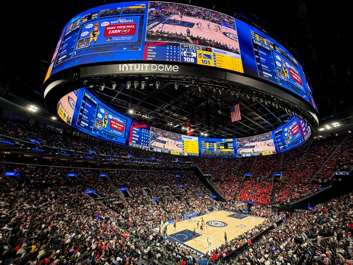 photowkb's tweet image. Stephen Curry and the Golden State Warriors defeated the LA Clippers 126-121 to win an NBA basketball game at Intuit Dome in Inglewood. @nba #nba @LAClippers #clippers @warriors #warriors #basketball @NikonUSA #nikon @InsideSoCalSpts