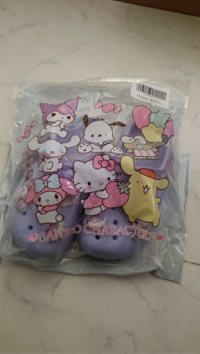 ma_t0707's tweet photo. 防音カーテン頼んだのに、得体の知れない幼女用の靴届いたって。
配信のネタにしよ。
今色々忙しいのに仕事増やさんでくれぇ。 https://t.co/gyuTyL6fo6