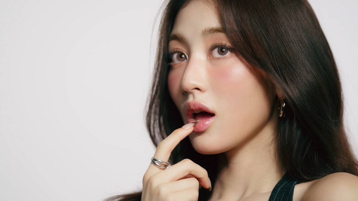 WithPJihyo's tweet photo. JIHYO &amp; MILKTOUCH [Iconic Mascara] - frameshots

🖤

#지효 #JIHYO #ジヒョ #밀크터치 https://t.co/kWDKVEk5NO
