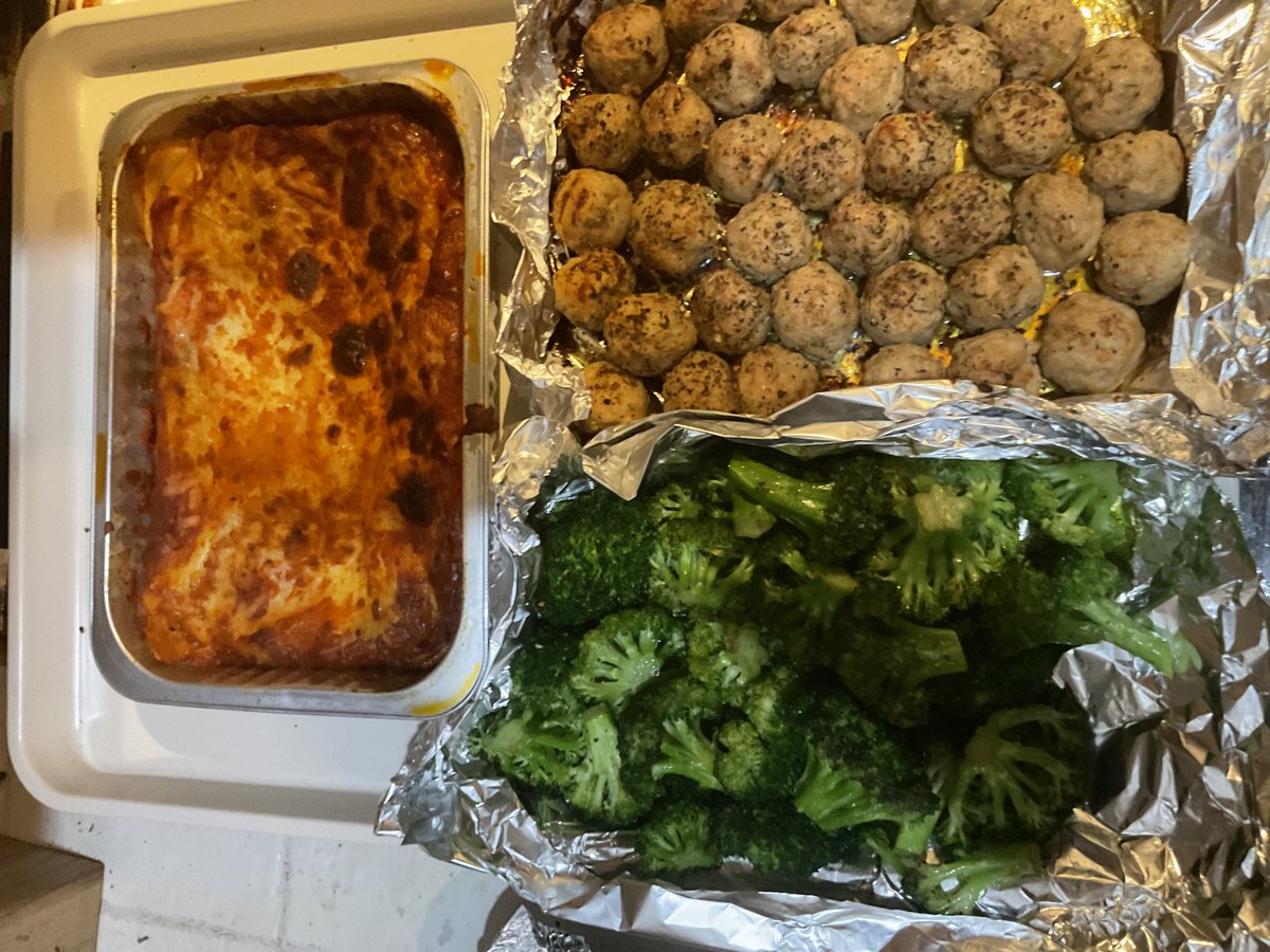 Lasagna, meatballs and broccoli 😋