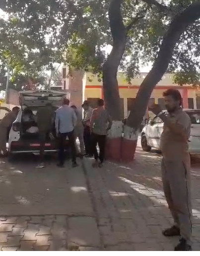 bstvlive's tweet image. आगरा : फिल्म निर्देशक के घर फायरिंग मामला

➡बाह में महाराष्ट्र एसटीएफ ने छापा मारा
➡हमले में शामिल एक युवक की अरेस्टिंग
➡बाह के विजौली गांव का रहने वाला है युवक

#Agra #STF #UttarPradesh