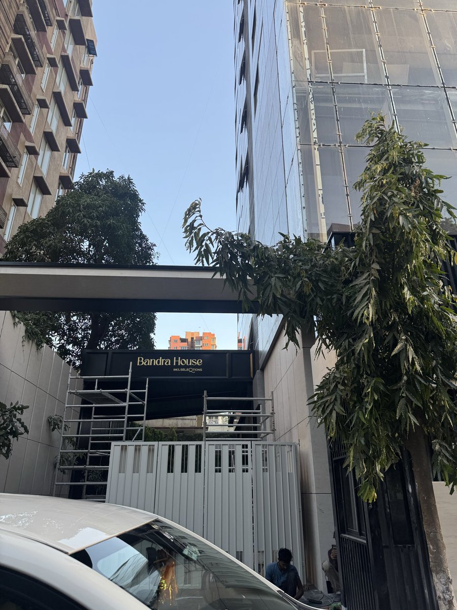 ALM107Bandra's tweet photo. @mybmcWardHW A new building Bandra House IHCL Seleqtions Turner road Bandra West has encroached the public footpath outside and put granite tiles. They are slippery and a safety hazard, especially during rains. Public footpaths should be paved with standard BMC approved tiles. https://t.co/X4YVIUcxAv