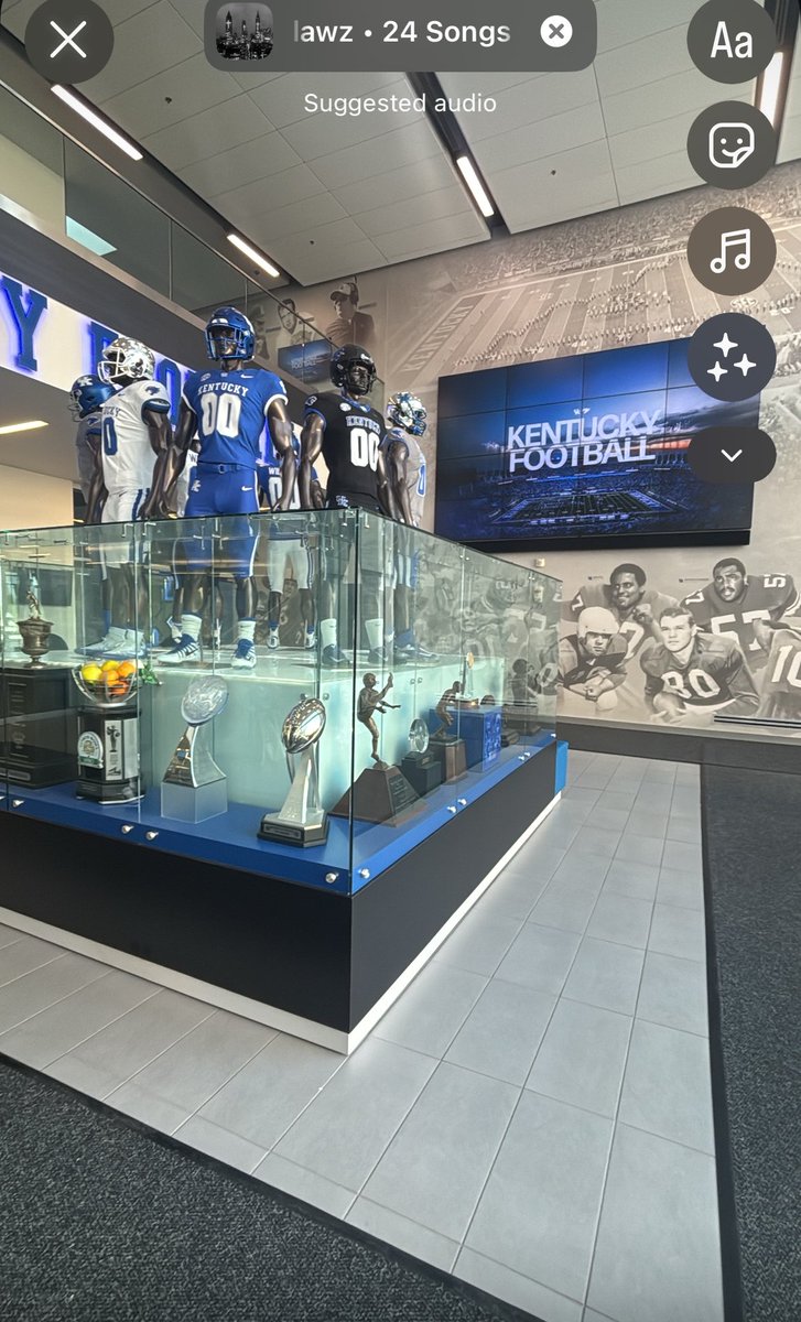 KylejrSledge1's tweet photo. Had a great time watching ⁦@UKFootball⁩ thank you for the hospitality @CoachTOdom ⁦@AllenBrown_4⁩ @beyond_grind ⁦@jax_arnett⁩ @LippertScouting @ChadSimmons_ @AllenTrieu https://t.co/5tG8kurZjR