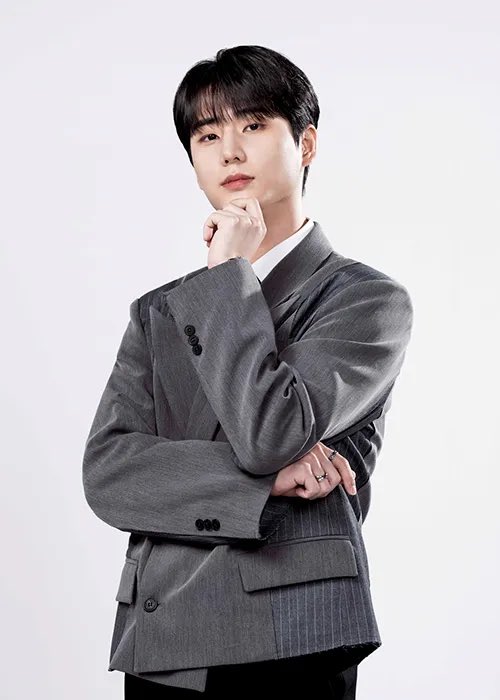 매번 심사위원 프로필 찍을때마다 일타강사미 잇어서 웃음나옴ㅠㅋㅋㅋㅋㅋㅋㅋ(귀여워서 웃는겁니다