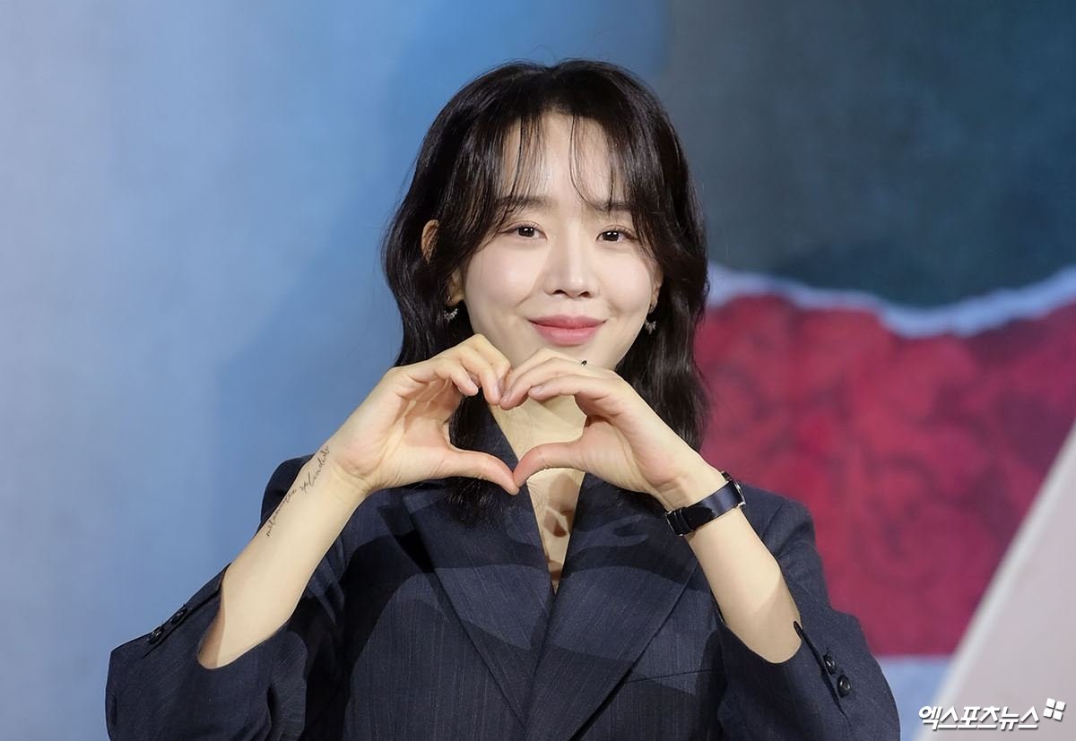 KoreanUpdates's tweet image. Acc. to Xsports News, #ShinHaesun is considering offer to lead upcoming drama, #DASH. She will play as prosecutor whose husband is involved in a murder.

The drama is in talks to air every Wed-Thu on SBS in 2027

naver.me/xeFXh11B #KoreanUpdates RZ
