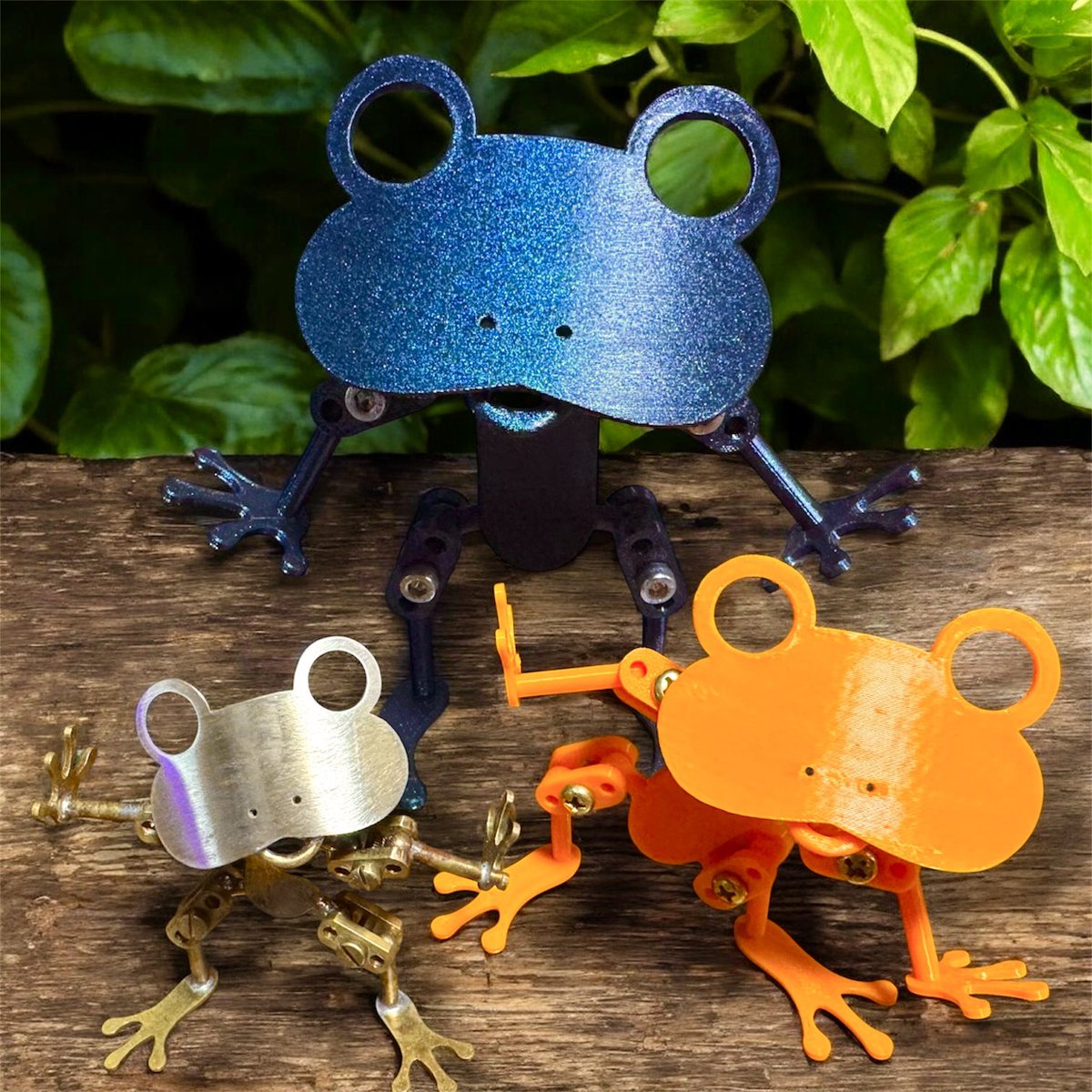xario666's tweet photo. 『いよいよ、明日開催の春日井カエルまつり🐸³₃』
⁡
⁡真鍮製 もきゅがえる から
3Dプリンターバージョンに！
色は、蓄光グリーン、オレンジ、カーボンブラック、マジョーラカラー (角度で色が変化)の4色展開に大きくなって登場〜🐸³₃

 #春日井カエルまつり  #雑貨屋ねこまんま  #かえ https://t.co/R6vQu9LQMv