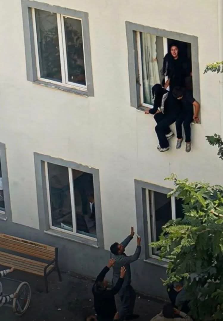 guclusinemm's tweet photo. Bazı fotoğraflar hiç değişmiyor . Öğretmenler çocuklar hayatta kalabilsin diye camdan atlayan çocuklara yardım etti
İnsanlar çocukları hayatta kalabilsin diye aşağıya atmak zorunda kaldı https://t.co/bRB75J96Yp