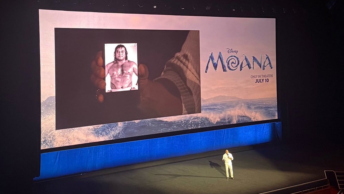 Zed_GGS's tweet image. Llegó el turno del live action de Moana 🌊 tuvimos a Dwayne Johnson haciendo un pequeño homenaje a su abuelo junto a Catherine Laga'aia, además se mostró un nuevo tráiler aunque todavía no ha sido publicado en redes 👀 a esperar filtraciones #Disney #Moana #LiveAction #Cine