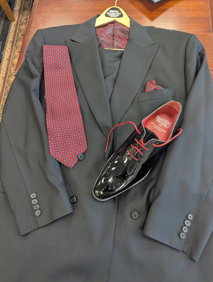Montajhktailor's tweet image. Sharp, sleek, and made to stand out 🔥This custom black suit paired with bold red accents brings just the right mix of classic &amp;amp; statement. From the patterned tie to the gloss finish shoes—every detail is intentional.
Elevate your look. Own the moment. 🖤❤️
#menswear #customsuit