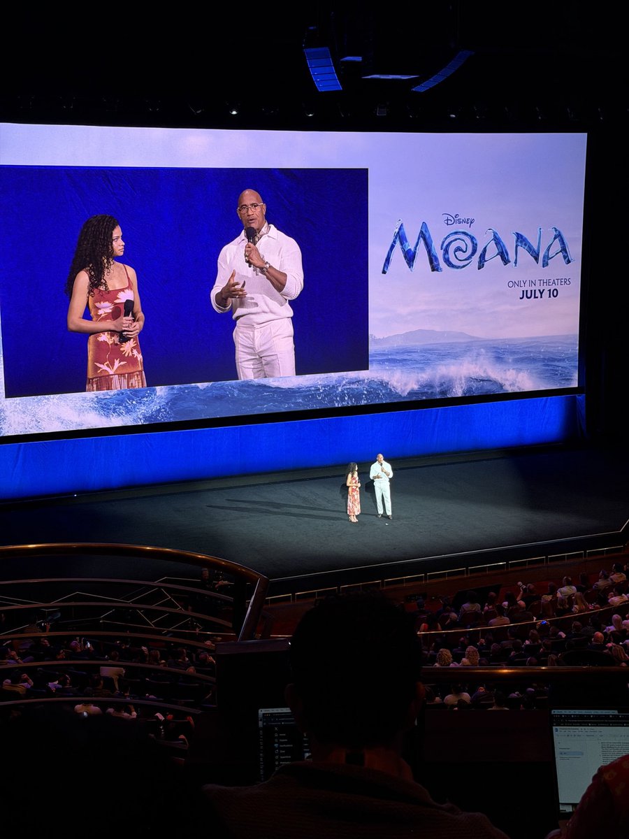 Zed_GGS's tweet image. Llegó el turno del live action de Moana 🌊 tuvimos a Dwayne Johnson haciendo un pequeño homenaje a su abuelo junto a Catherine Laga'aia, además se mostró un nuevo tráiler aunque todavía no ha sido publicado en redes 👀 a esperar filtraciones #Disney #Moana #LiveAction #Cine