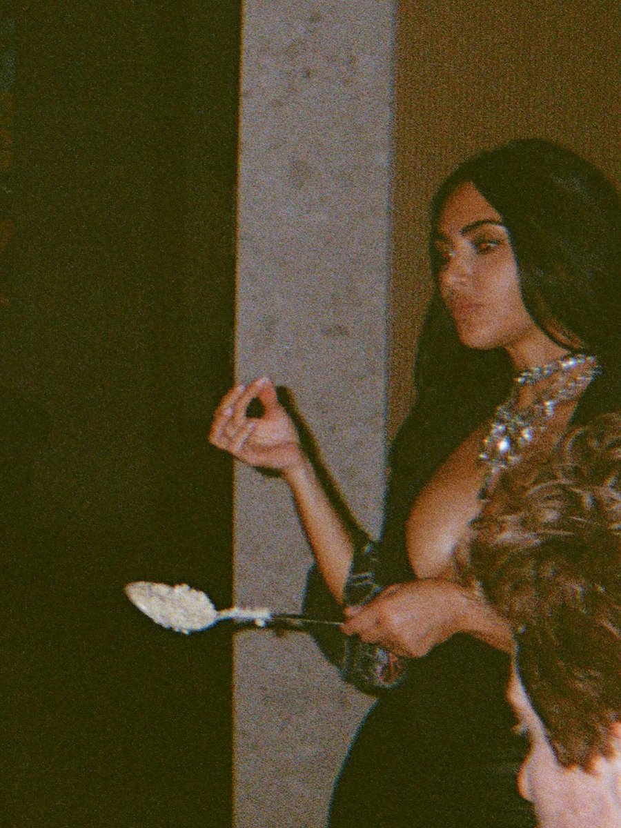 popsvibe's tweet photo. Kim Kardashian 🔥 https://t.co/8iLFSn47bS
