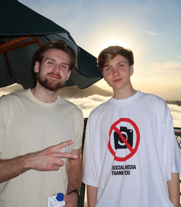 Ozzny_CS2's tweet photo. NiKo &amp; m0NESY are enjoying Rio de Janeiro 🇧🇷 https://t.co/9rH058eaYF