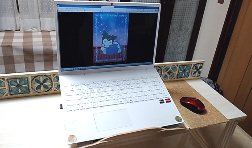 rosemoon0044's tweet image. ニーズに合う作業机がないので作った
本来なら1日もあれば余裕で仕上がるのに1週間かかった

◆桐材で軽い
◆カッターで細部を削れる
◆ノートPCがカチッとはまる　高さが30㎝以下
◆布団で使える(これが一番の使用目的)
◆疲れたら横にスライドして、即寝られる

仕上がりは悪くないみたい
#DIY