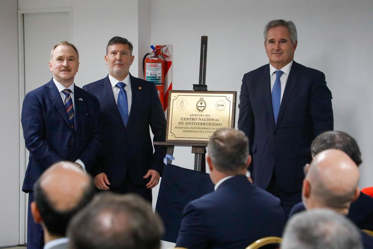 <a href="/betovaldez/">Beto Valdez</a> Cada vez estás más gaga y boludo Beto.

Es mentira TODO lo que pusiste. De hecho en las imágenes públicas se ve que fueron varios funcionarios que decís que no fueron. 

Por ejemplo acá te dejo una donde se ve que está Pablo Quirno.