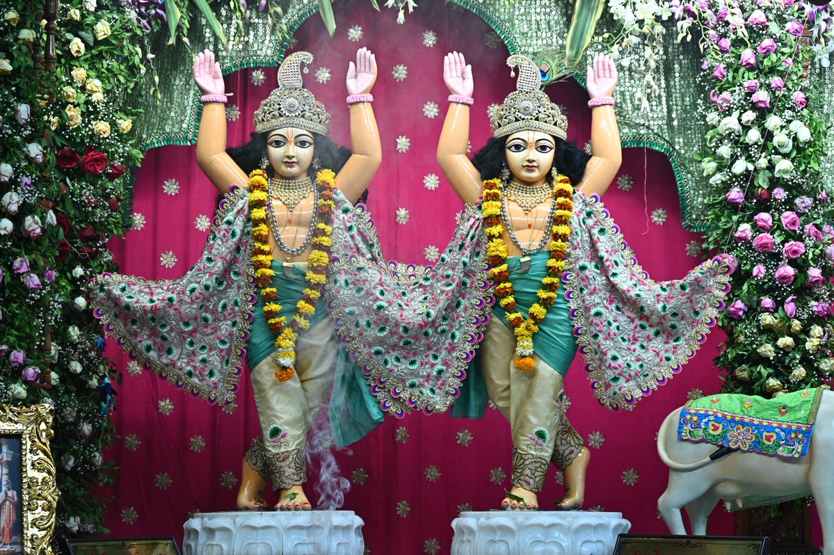 iskconcamppune's tweet image. 𝐌𝐚𝐧𝐠𝐚𝐥 𝐀𝐫𝐚𝐭𝐢 𝐃𝐚𝐫𝐬𝐡𝐚𝐧 📿 🗓 17-4-2026 🙏 #darshan #divine #mangaldarshan #mangalarati #divinetiming #spiritualtime #govind #radhagovind #radhekrishna #krishnabhakti #aratitime