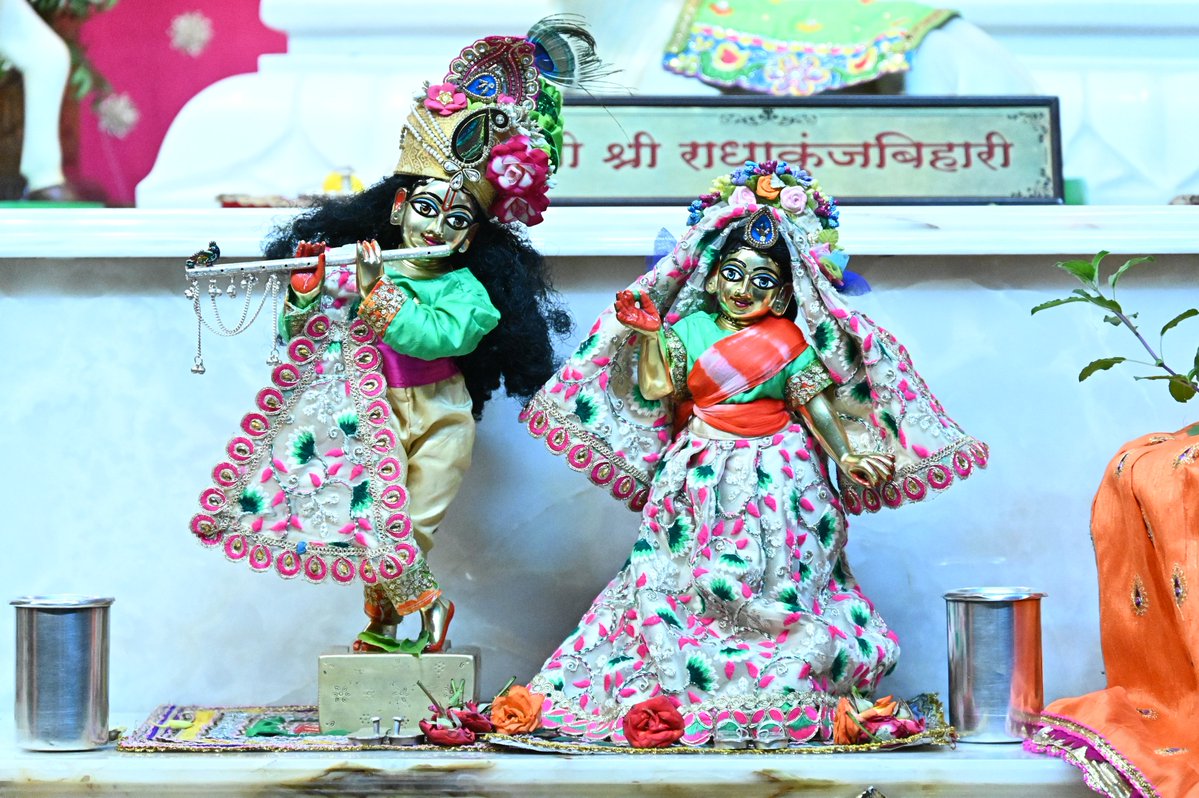 iskconcamppune's tweet image. 𝐌𝐚𝐧𝐠𝐚𝐥 𝐀𝐫𝐚𝐭𝐢 𝐃𝐚𝐫𝐬𝐡𝐚𝐧 📿 🗓 17-4-2026 🙏 #darshan #divine #mangaldarshan #mangalarati #divinetiming #spiritualtime #govind #radhagovind #radhekrishna #krishnabhakti #aratitime