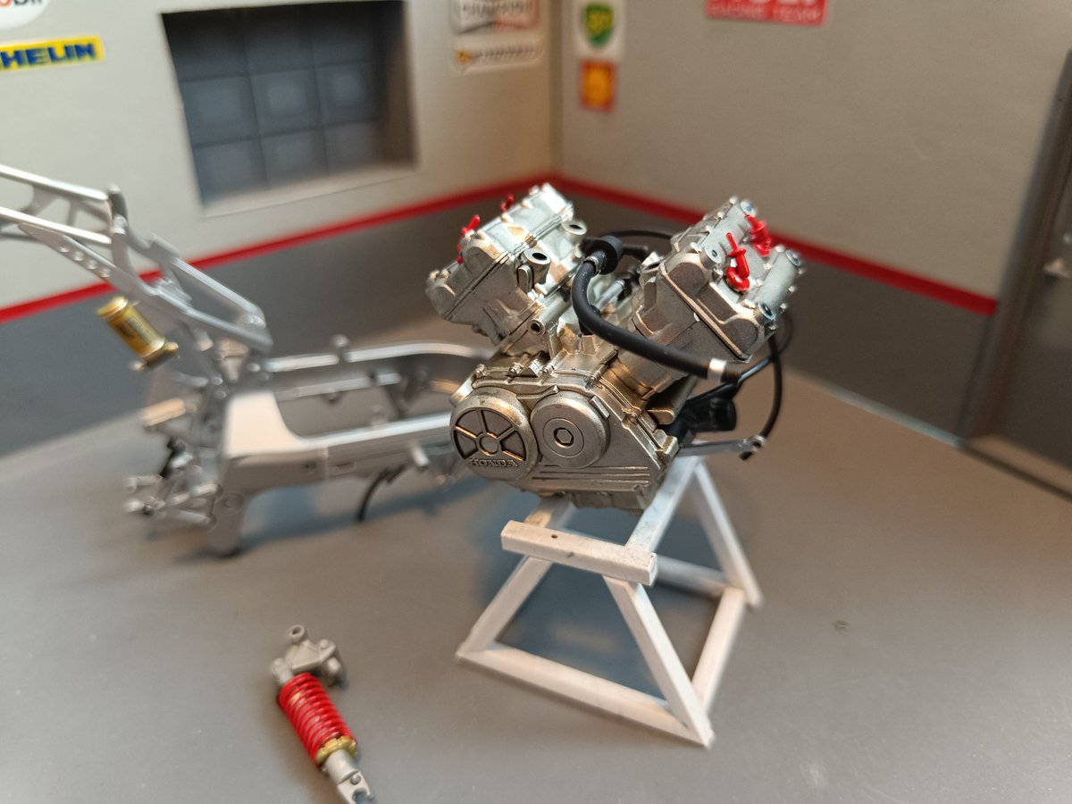 voromont's tweet image. Vamos con una vieja rockera, coincidiendo con el arranque del @FIM_EWC en la primera cita de las 24h de LeMans
#honda #rvf750 #modeling #scalemodel #scalemodelbike