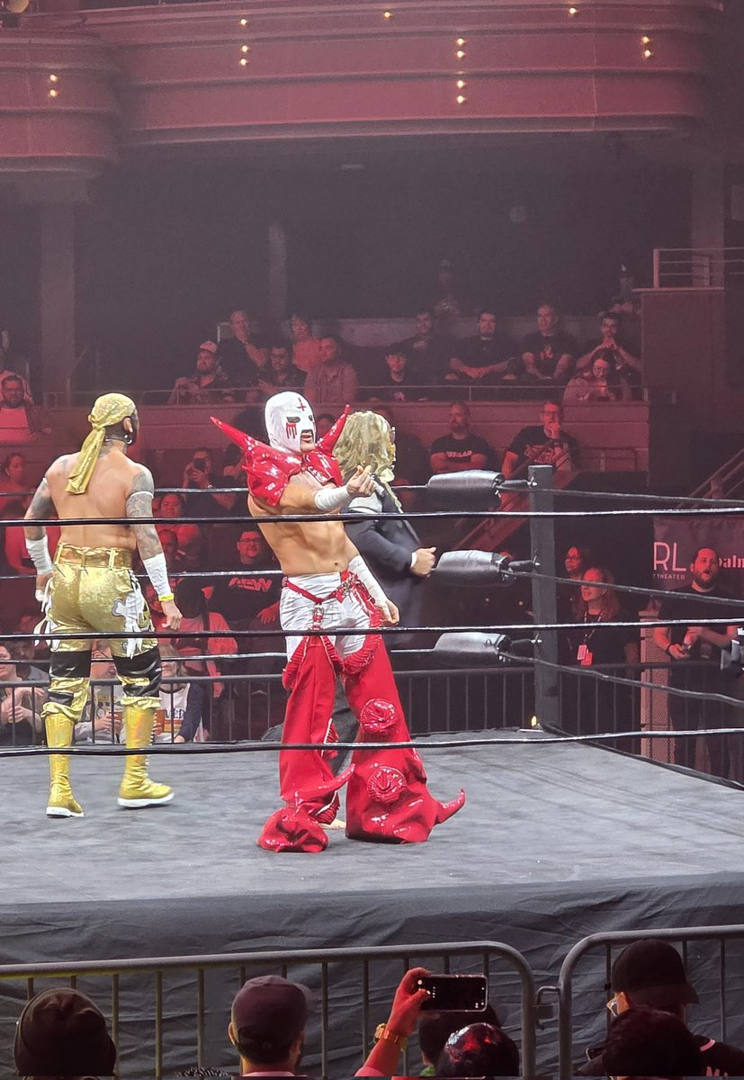 Pinklightsticc tweet media